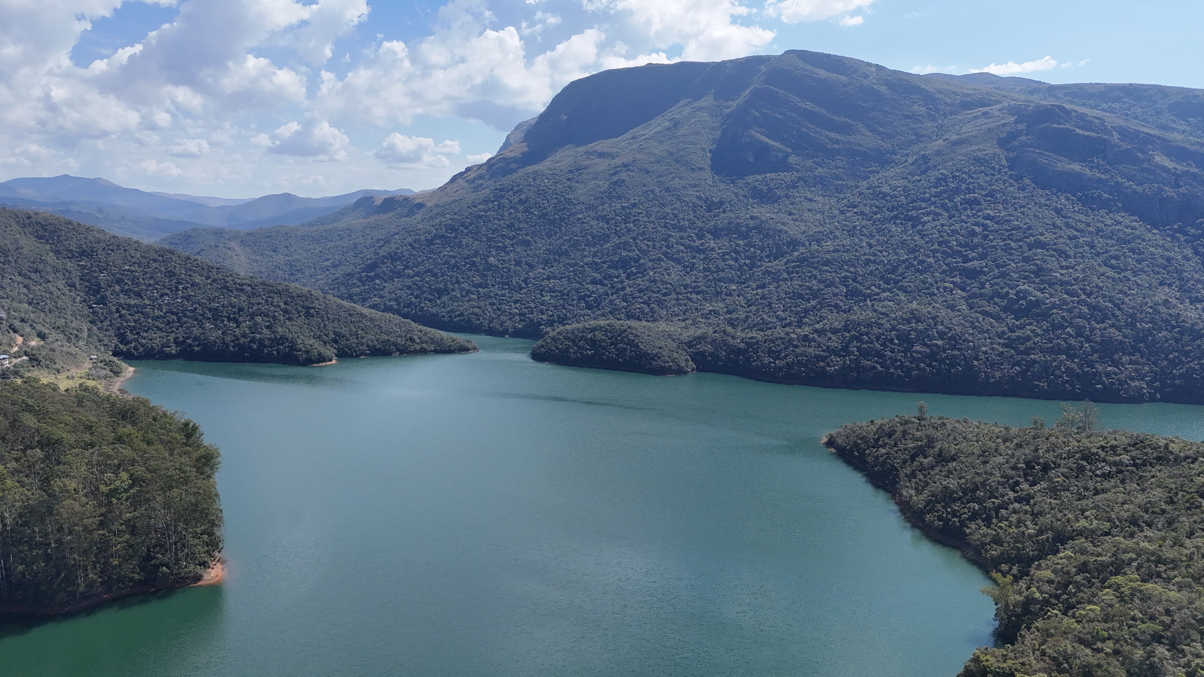 Vista aérea de represa cercada por serras em Minas Gerais